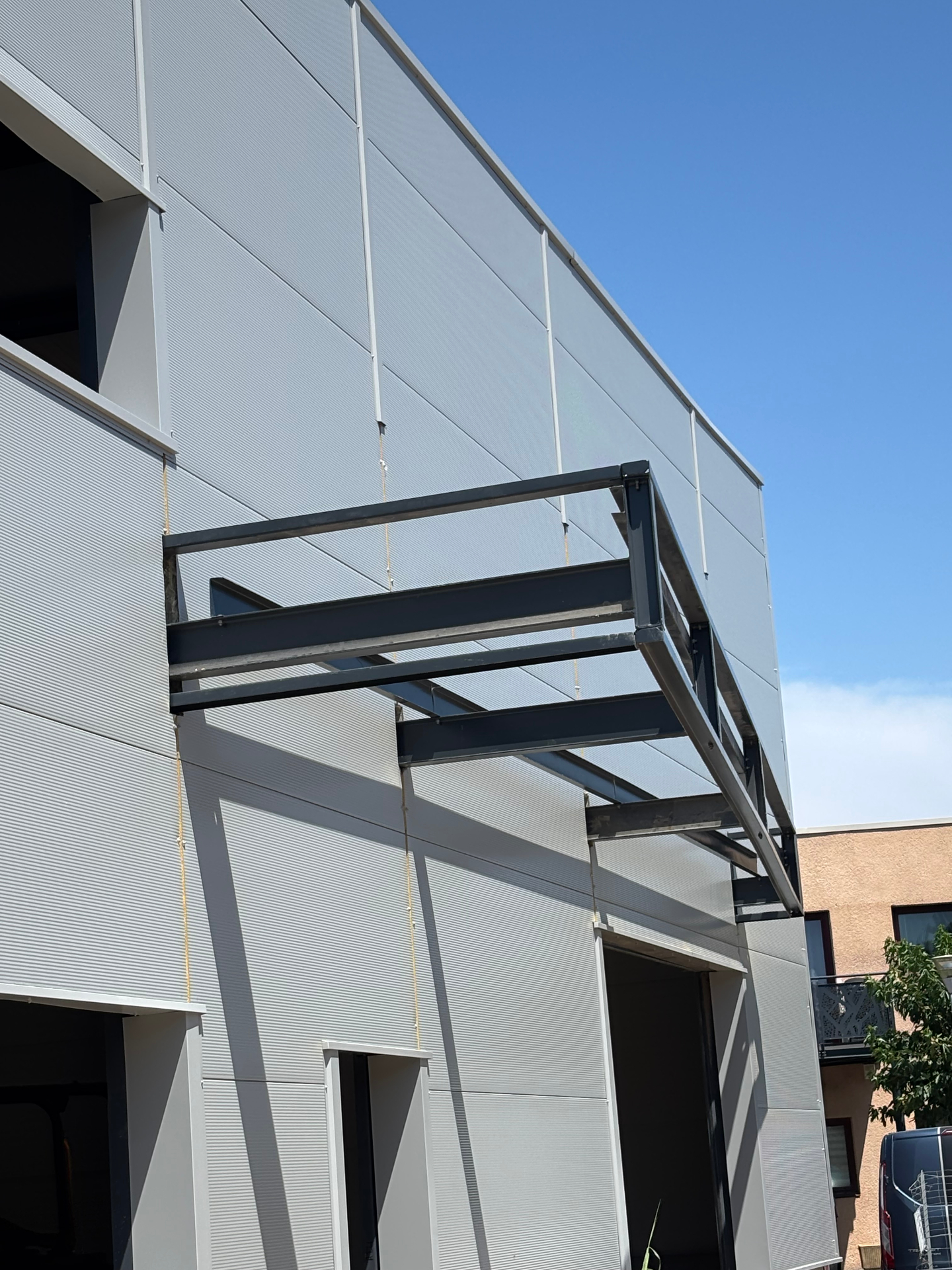 Auvent métallique — Bâtiment commercial